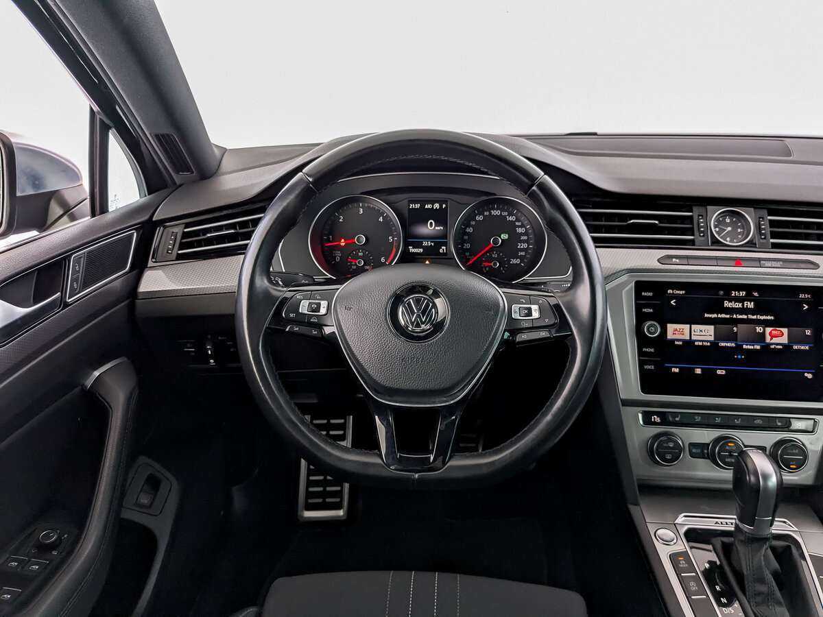 Купить Volkswagen Passat с пробегом. Фото: #22